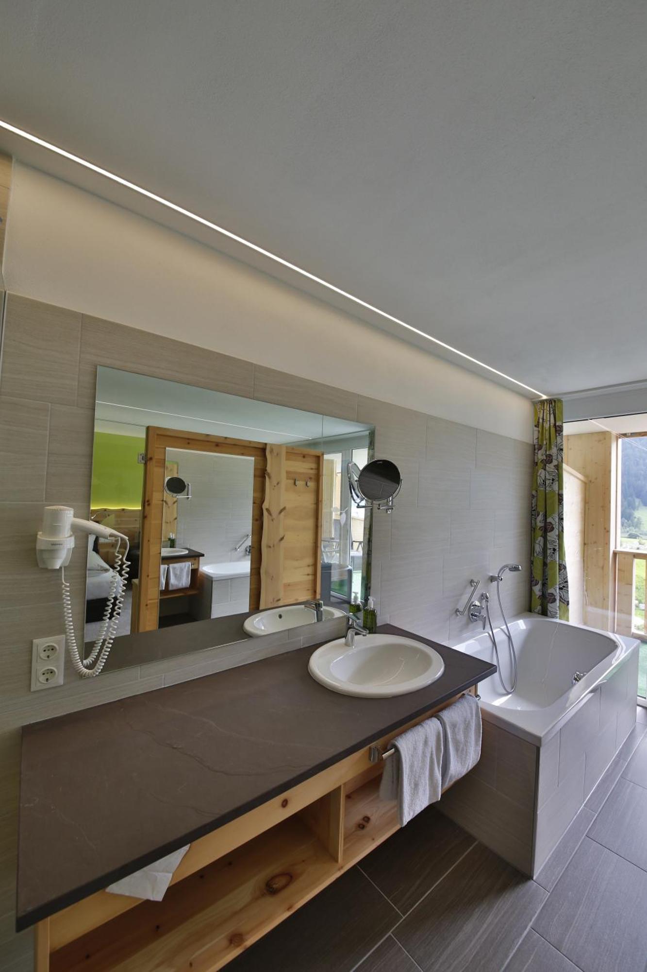 Romantik Resort & Spa Der Laterndl Hof Haldensee Room photo