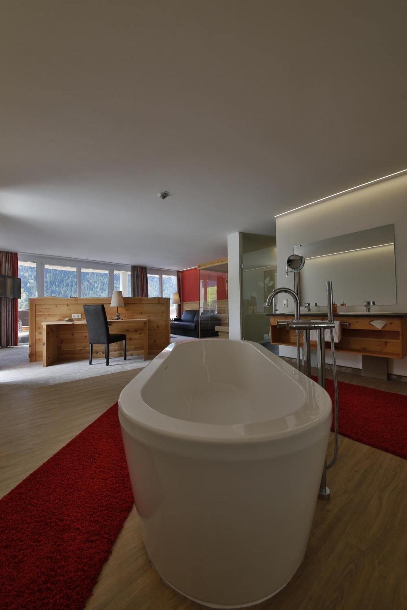 Romantik Resort & Spa Der Laterndl Hof Haldensee Room photo