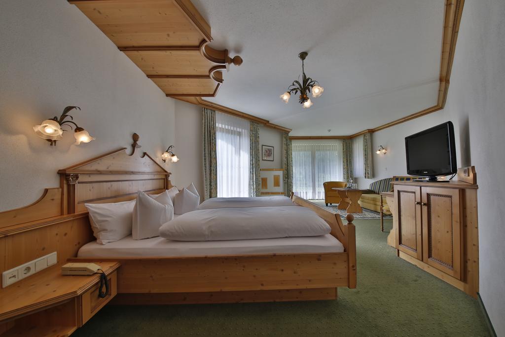 Romantik Resort & Spa Der Laterndl Hof Haldensee Room photo